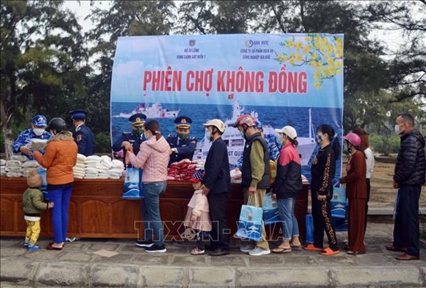 Bach Long Vi island district get aid prior to Lunar New Year. (Photo: VNA)