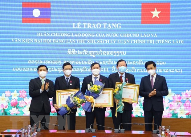Vietnamese officials receive Laos’s labor orders