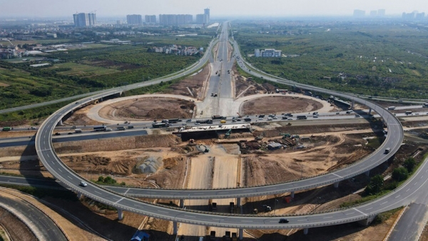 Prime Minister gives directions on Ha Noi, HCM City’s belt road projects