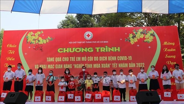 Poor, AO victims receive Tet gifts from Vietnam Red Cross Society.  (Photo: VNA)
