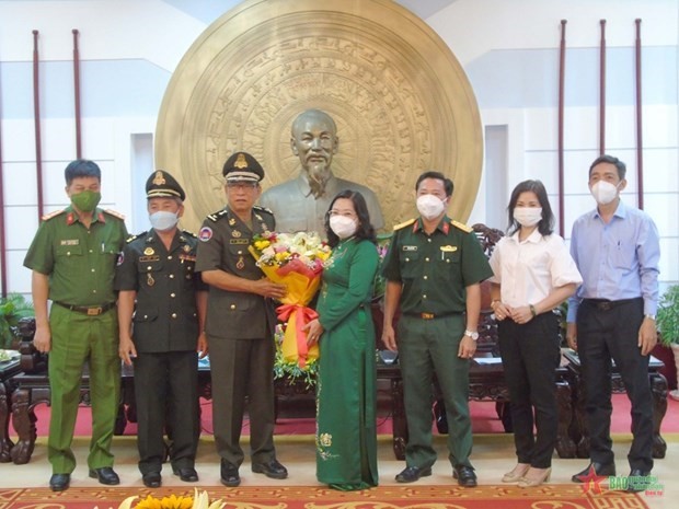 Royal Cambodian Gendarmerie delegation pays Tet visit to Soc Trang. (Photo: qdnd.vn)