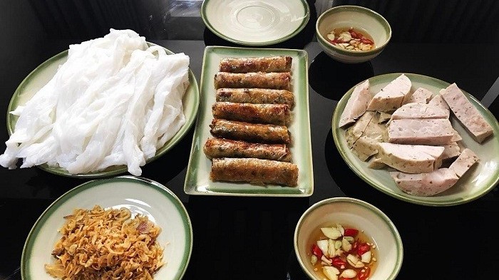 Ha Tinh’s unique steamed rice rolls with spring roll stuffing