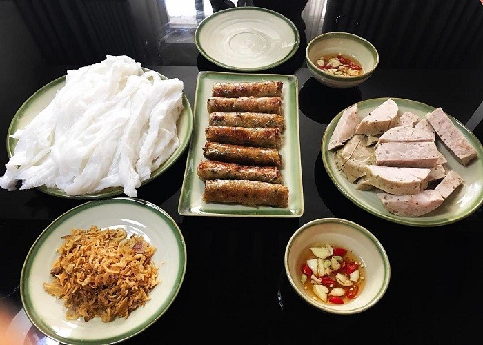 Ha Tinh’s unique steamed rice rolls with spring roll stuffing. (Photo: FB)