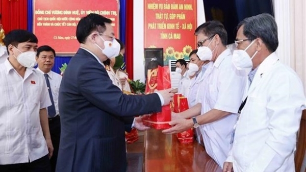 Top legislator pays Tet visit to public security, health forces of Ca Mau