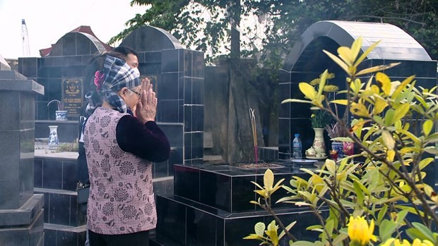 Vietnamese preserve tomb-sweeping tradition. (Photo: VNA)