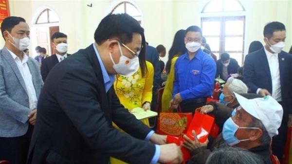 NA Chairman presents Tet gifts to the poor, policy beneficiaries in Nghe An