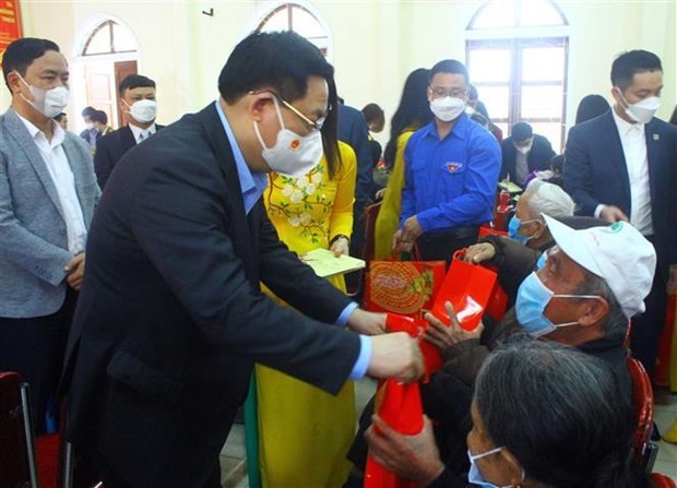 NA Chairman presents Tet gifts to the poor, policy beneficiaries in Nghe An. (Photo: VNA)