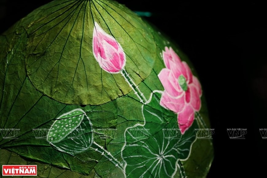 Paintings on lotus leaves