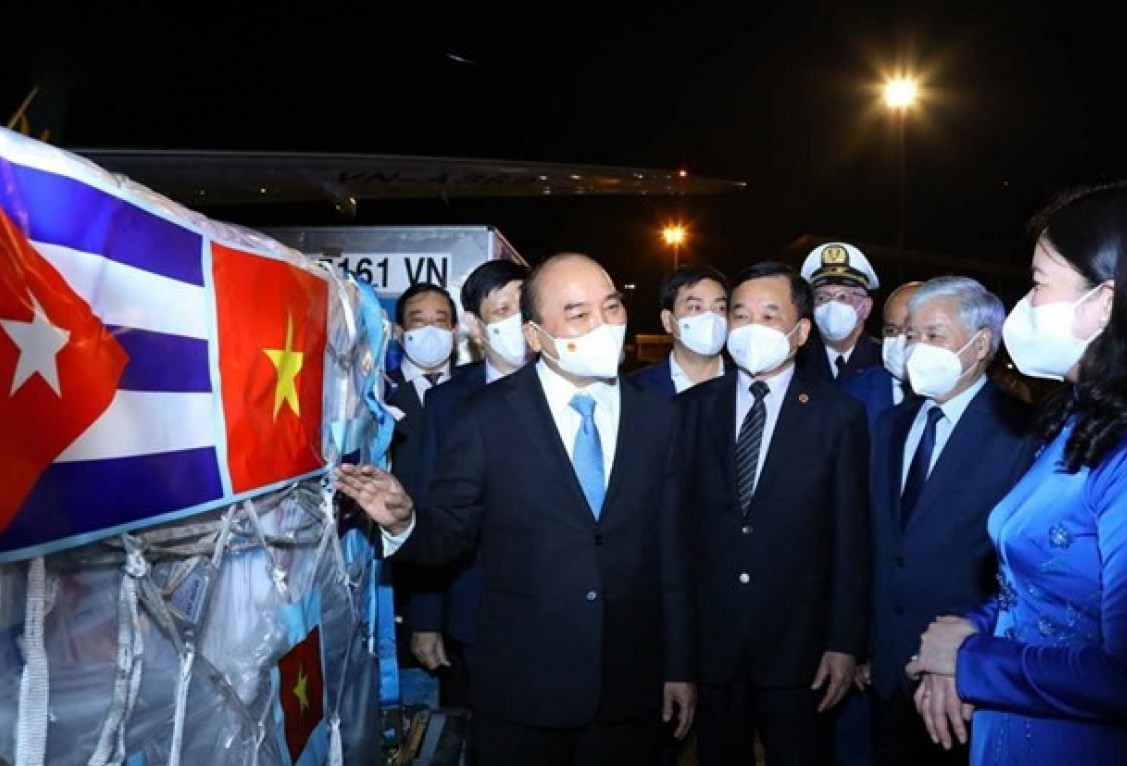 State President Nguyen Xuan Phuc hands over vaccines and medical supplies donated by foreign friends during his trip to Cuba and the United States.