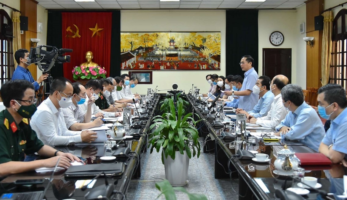 Foreign Minister Bui Thanh Son chairs a meeting of the Government working group on vaccine diplomacy.