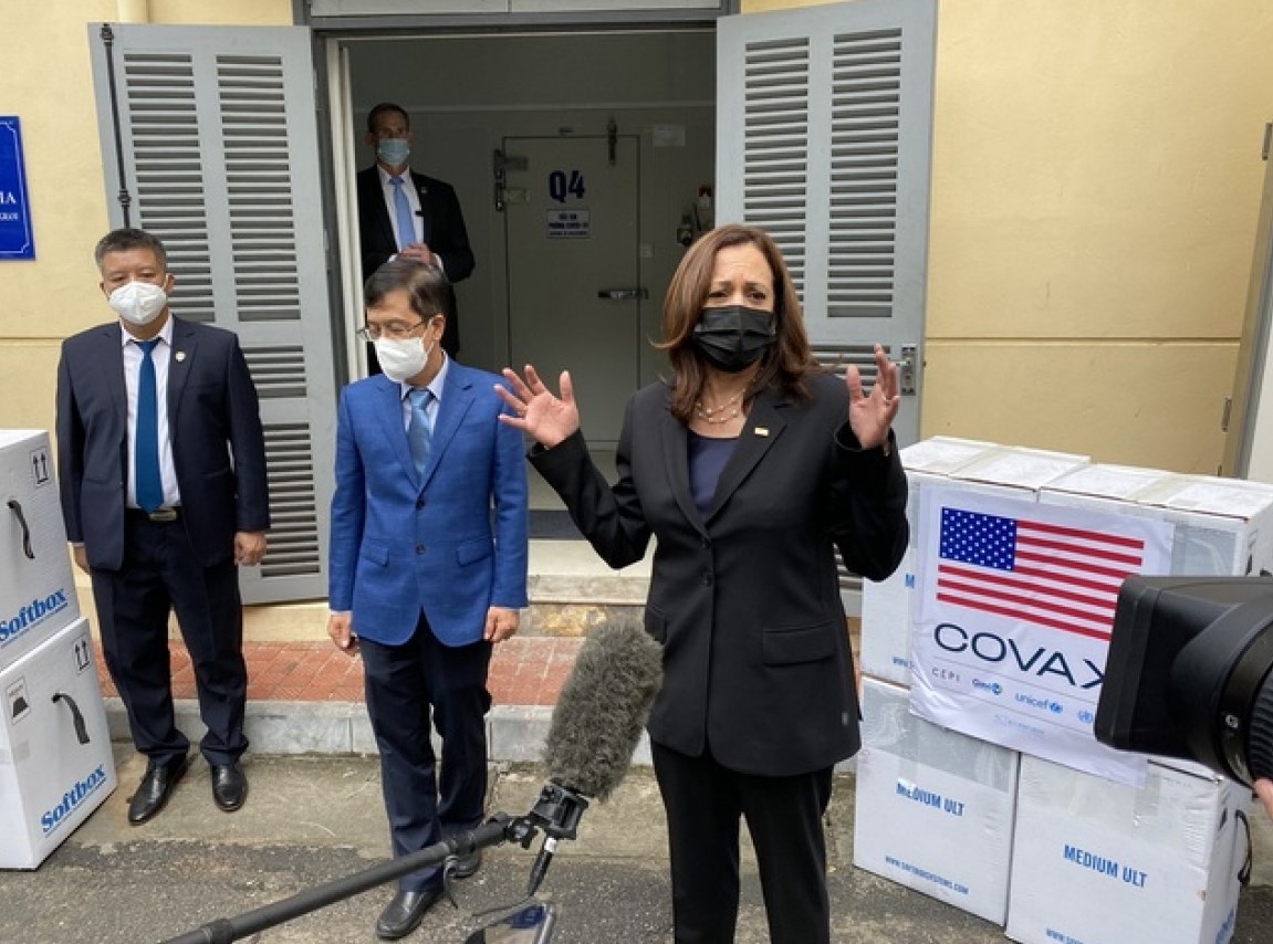 Vice President of the United States Kamala Harris visits the National Institute of Hygiene and Epidemiology in Hanoi on August 26. (Photo: Twitter/Jenny Leonard)