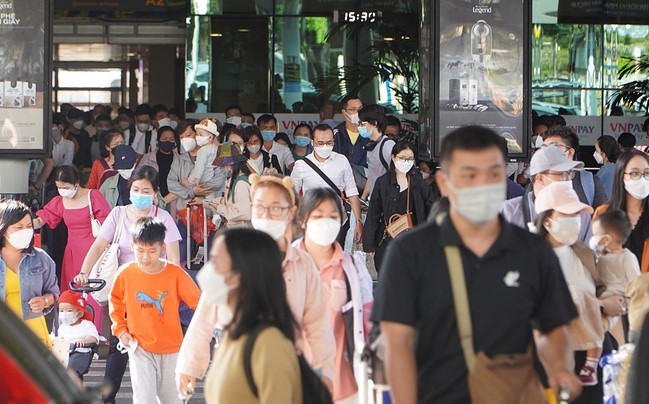 Tan Son Nhat airport in HCMC is overrun by air travelers on Feb. 5, 2022. Photo by VnExpress/Gia Minh