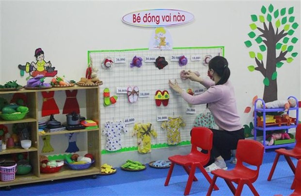 A kindergarten teacher in Ninh Binh cleans the classroom (Photo: VNA)