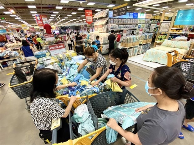 As the tax cut makes the prices of many products lower, buyers flocked to supermarkets to hunt for bargains. (Photo: tuoitre.vn)