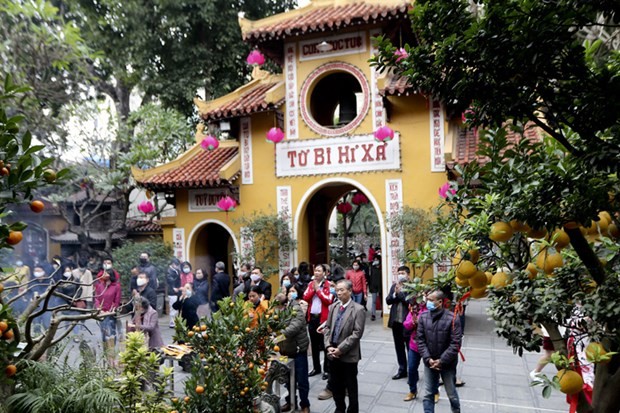 Visitors to Quan Su pagoda in Hanoi. (Photo: VNA)