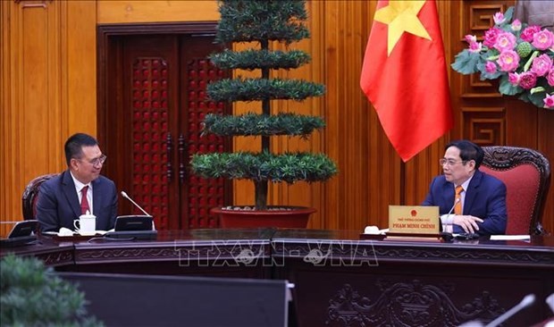 Prime Minister Pham Minh Chinh (R) receives CEO of SCG Roongrote Rangsiyopash (Photo: VNA)