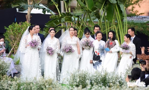 The event witnesses a joint wedding of 20 couples being  doctors and medical staff of Military Hospital 175, who postponed their wedding to join the forces in containing the spread of the COVID-19 (Photo: VNA)