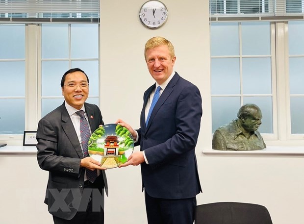 Vietnamese Ambassador to the UK Nguyen Hoang Long presents a gift to Co-Chair of the Conservative Party Oliver Dowden (Photo: VNA)