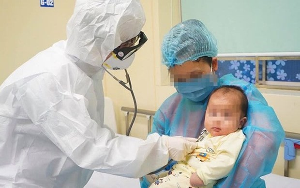 A baby with COVID-19 is treated at the Vietnam National Children's Hospital in Hanoi. (Photo suckhoedoisong.vn)