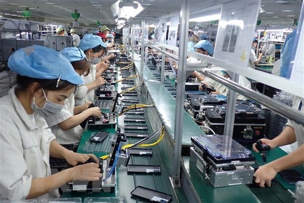 Assembling phone components at Diem Thuy industrial zone in Thai Nguyen province. (Photo: VNA)