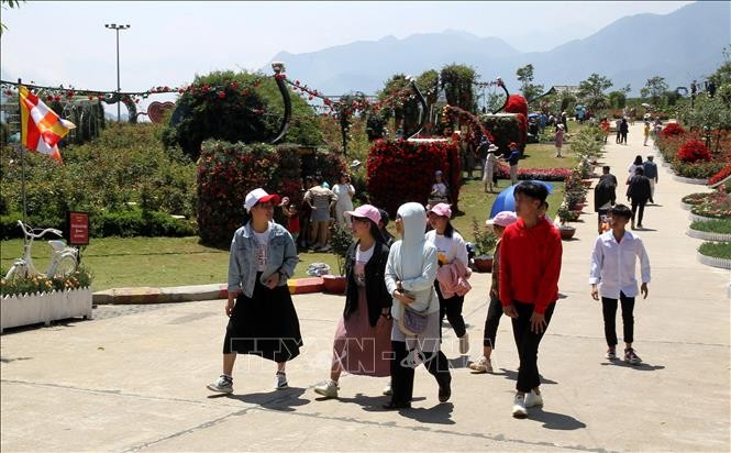 Tourists visit the rose garden at Sun World Fansipan Legend, Sa Pa. (Photo:VNA)