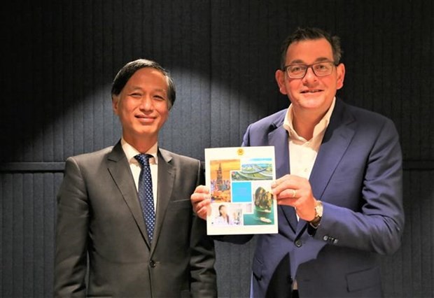 Vietnamese Ambassador to Australia Nguyen Tat Thanh (L) and Premier Daniel Andrews (Photo: VNA)