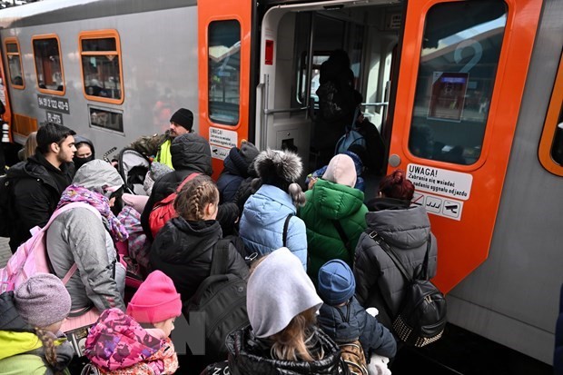 People evacuate from Ukraine (Photo: PAP/VNA)