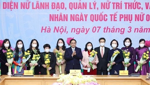 Prime Minister Pham Minh Chinh (sixth from left) meets with female delegates (Photo: VNA)