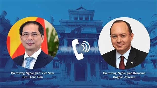 Minister of Foreign Affairs Bui Thanh Son (L) held phone talks with his Romanian counterpart Bogdan Aurescu on March 7. (Source: VNA)