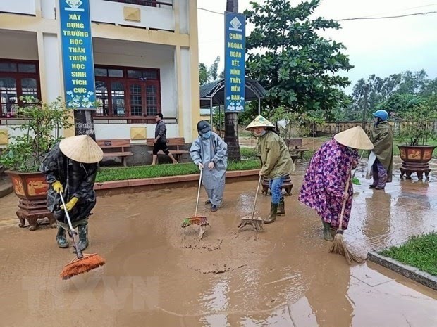 Women help overcome flooding consequences (Photo: VNA) Women help overcome flooding consequences (Photo: VNA)
