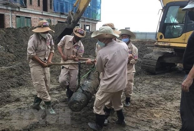The MAG Quang Binh bomb disposal team safely transports the bomb out of the scene. (Photo: VNA)