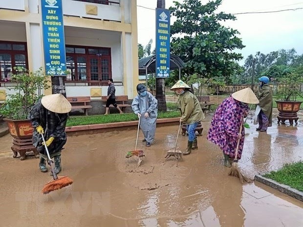 Women help overcome flooding consequences (Photo: VNA)