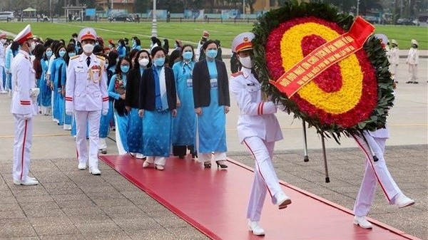 Women Congress delegates pay tribute to President Ho Chi Minh