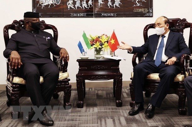 Vietnamese President Nguyen Xuan Phuc (R) and his Sierra Leone counterpart Julius Maada Bio meet on the sidelines of the general debate of the UN General Assembly's 76th session in New York on September 23, 2021. (Photo: VNA)