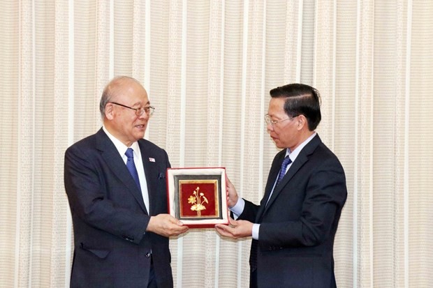 Takebe Tsutomu, Special Advisor to the Japan-Vietnam Friendship Parliamentary Alliance, (left) presents a souvenir to Phan Van Mai, chairman of Ho Chi City’s People’s Committee. (Photo: VNA)