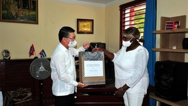 Gifts presented to Vietnamese-named Cuban schools