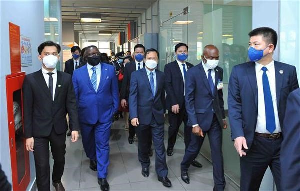 President of Sierra Leone Julius Maada Bio (the second from the left, second row) visits FPT University. (Photo: VNA)