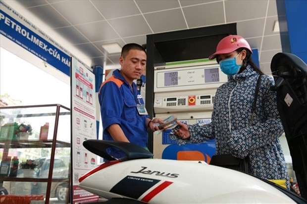 A man refilling a motorbike at a petrol station. Domestic fuel prices have been increasing steadily owing to a volatile world fuel market. (Photo: laodong.vn)
