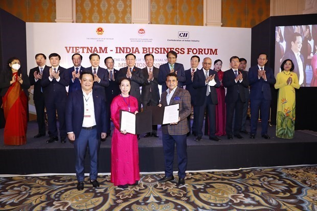 National Assembly Chairman Vuong Dinh Hue witnesses the exchange of cooperation deals between Vietnamese and Indian businesses at the event (Photo: VNA)