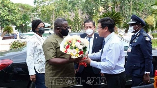Sierra Leonean President visits Mekong Delta rice research institute