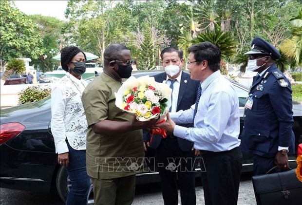 A leader of the Cuu Long Delta Rice Research Institute (CCRRI) gives a bouquet to Sierra Leonean President Julius Maada Bio (L)(Photo: VNA)