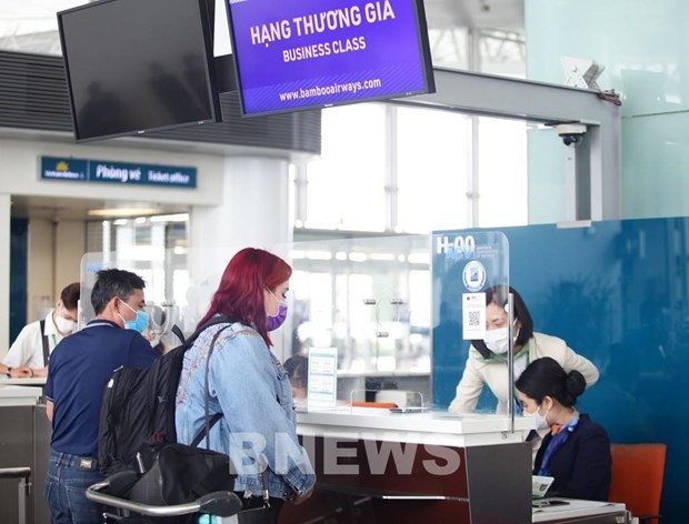 First passengers of the Hanoi-London flight by Bamboo Airways at the check-in counter (Photo: VNA)