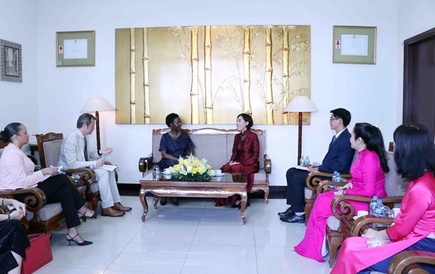 Secretary-General of the International Organization of La Francophonie (OIF) Louise Mushikiwabo (left) and Director of the Institute of Cultural Exchange with France (IDECAF) in a meeting in Ho Chi Minh City Nguyen Ngoc Lan on March 23. (Photo: VNA )