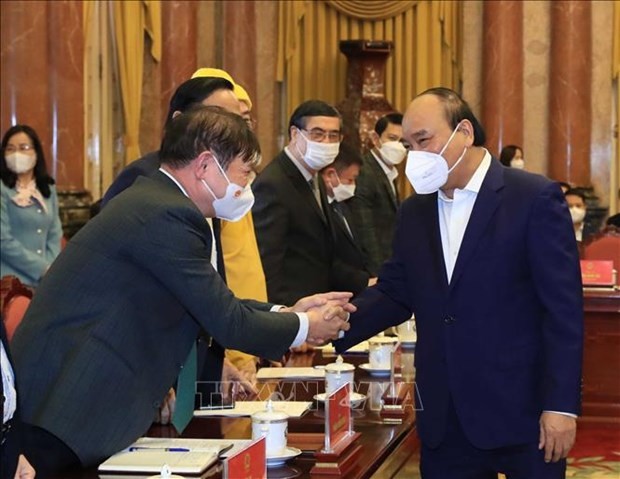 President Nguyen Xuan Phuc (R) meets delegates at the event (Photo: VNA)