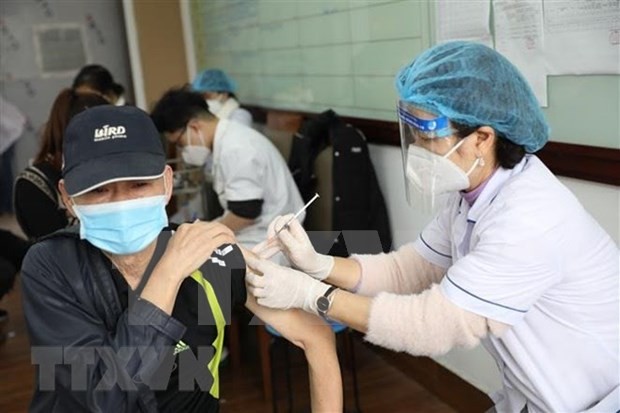 COVID-19 vaccination in Hanoi (Photo: VNA)
