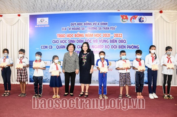 The scholarships were jointly presented by the Ho Chi Minh Communist Youth Union of Soc Trang, the Vu A Dinh Scholarship Fund and the “For beloved Hoang Sa-Truong Sa” club. (Source: baosocrrang.org.vn)