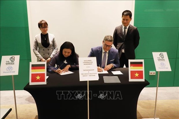 Viet Nam’s The Green Resolutions Group signs an agreement with Germany’s Thyssenkrupp Industrial Solutions (tkIS) on the sidelines of the eighth Berlin Energy Transition Dialogue on March 29. (Photo: VNA)