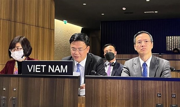 Deputy Minister of Foreign Affairs Pham Quang Hieu (C) speaks at the UNESCO Executive Board's  214th session (Photo: VNA)