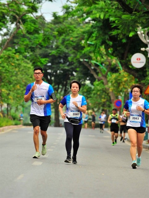 Athletes run at the Hồ Tây Half Marathon in 2020. The tournament will return on April 17 after a postponement because of the pandemic. (Photo: Ho Tay Half Marathon) 