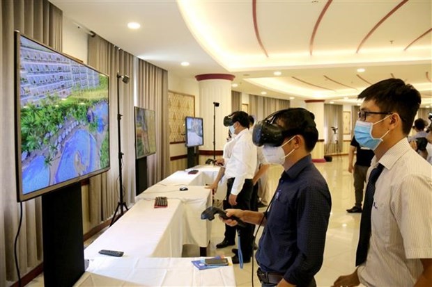 Participants experience the virtual reality tourism space at the launch of the portal. (Photo: VNA)